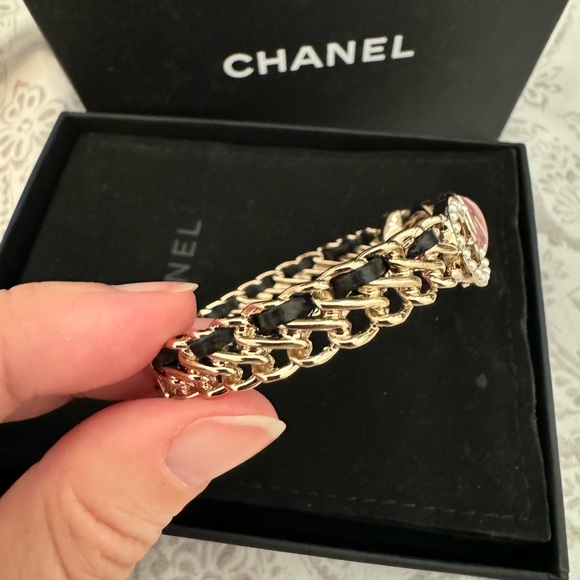 CHANEL Spring 23 COCO CRUSH CUFF BRACELET - Picture 8 of 8